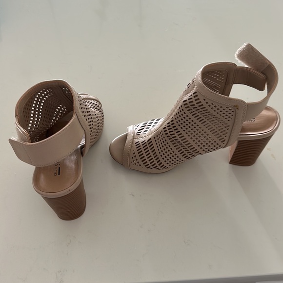 Women’s shoe - Picture 2 of 2